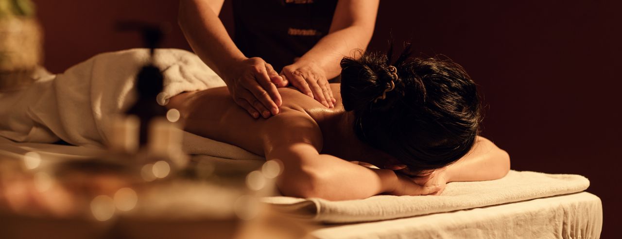 Eine Frau bei der ayurvedischen Ganzkörpermassage