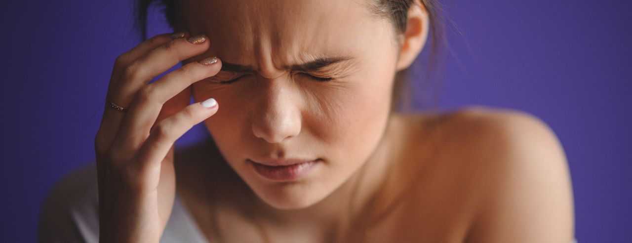 Una donna con emicrania 