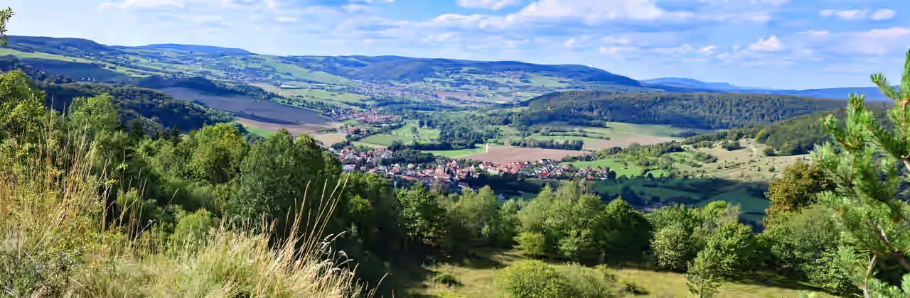 Panorama von bergiger Landschaft rund um Ortschaften in Thüringen