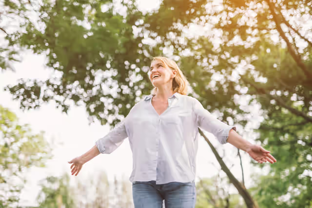 Eine glückliche Frau in der Natur
