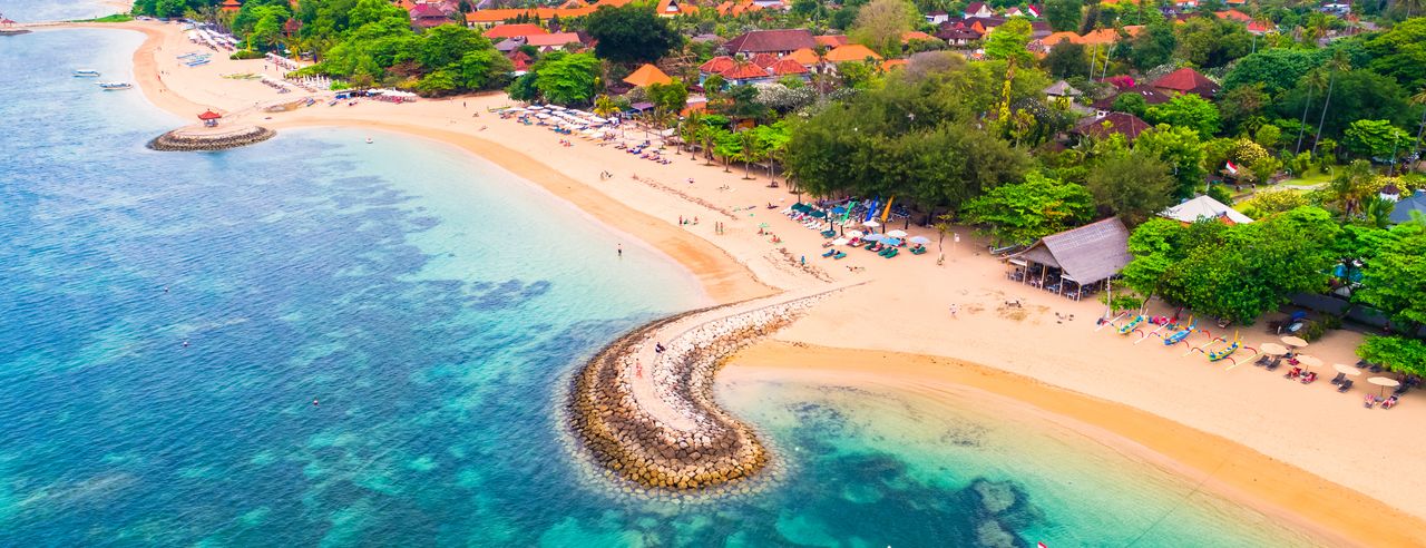 Strandhotel auf Bali, türkises Meer und schöner Sandstrand