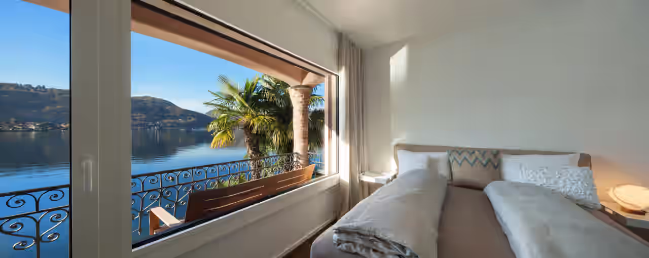 Das Zimmer eines Hotels mit Seeblick