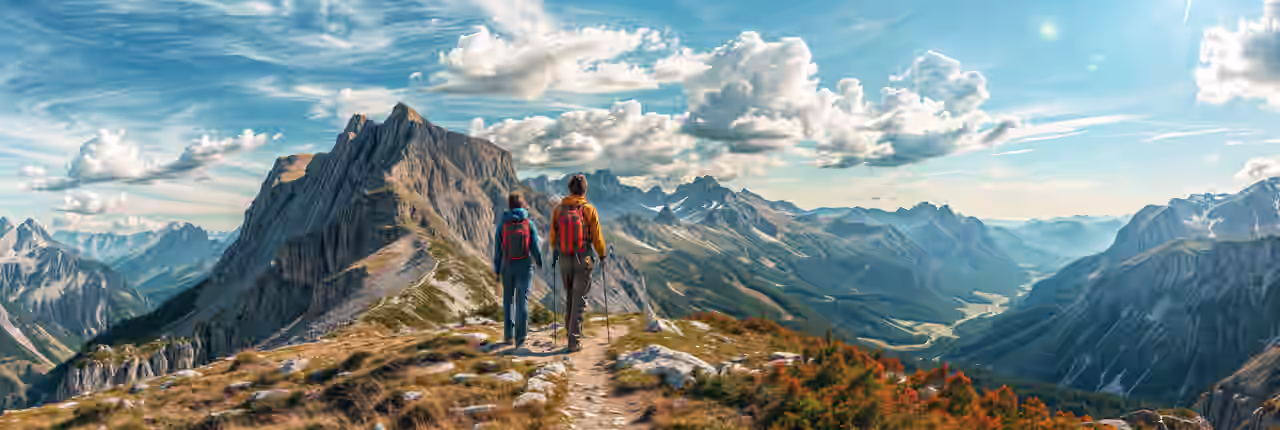 Ein Paar beim Wandern in den Bergen während Ihrer Hochzeitsreise