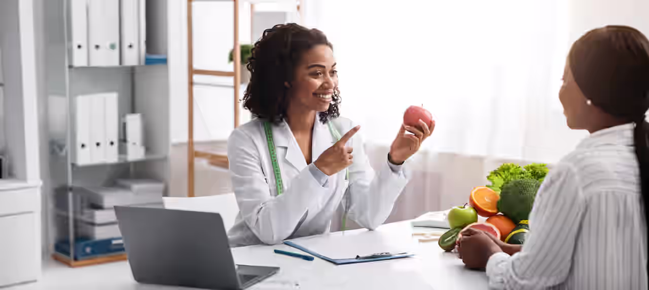 Eine Frau spricht mit einer Ernährungsberaterin