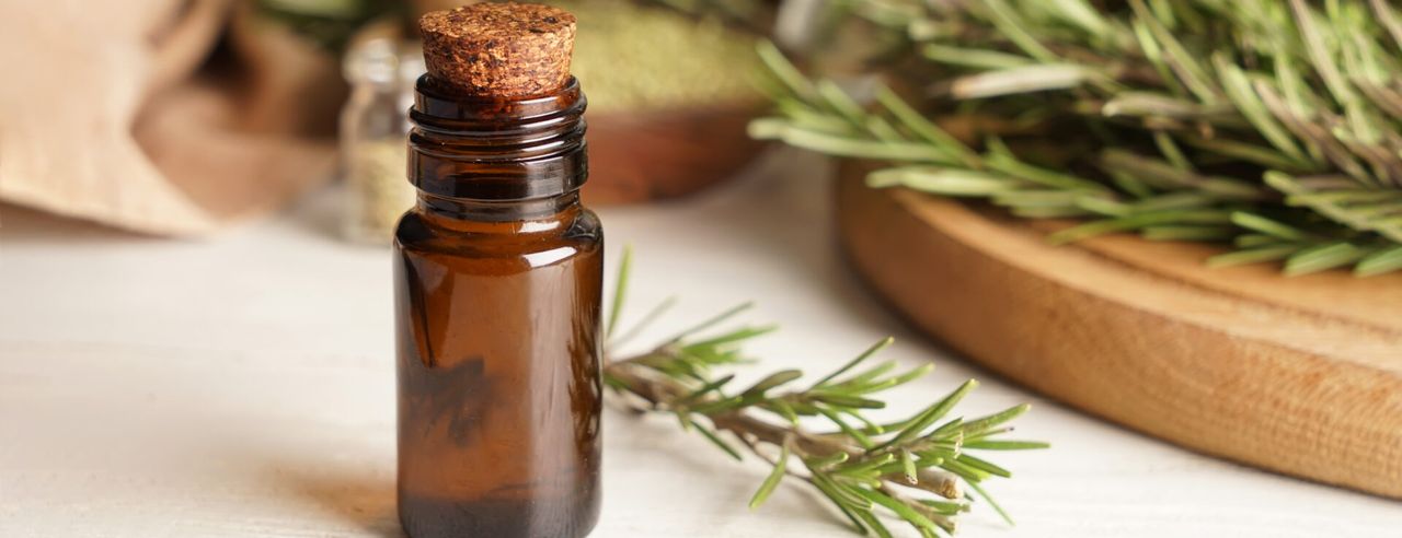 Frischer Rosmarin und eine kleine Ölflasche