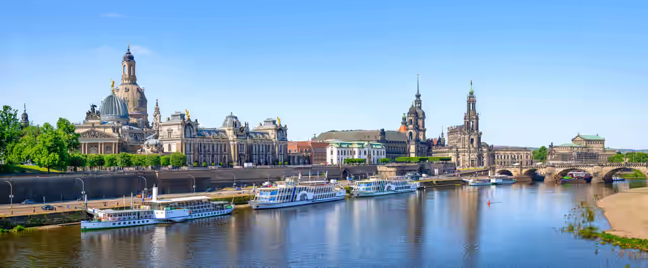 Panorama der Altstadt von Dresden vom Wasser aus mit Schiffen vor der Kaimauer