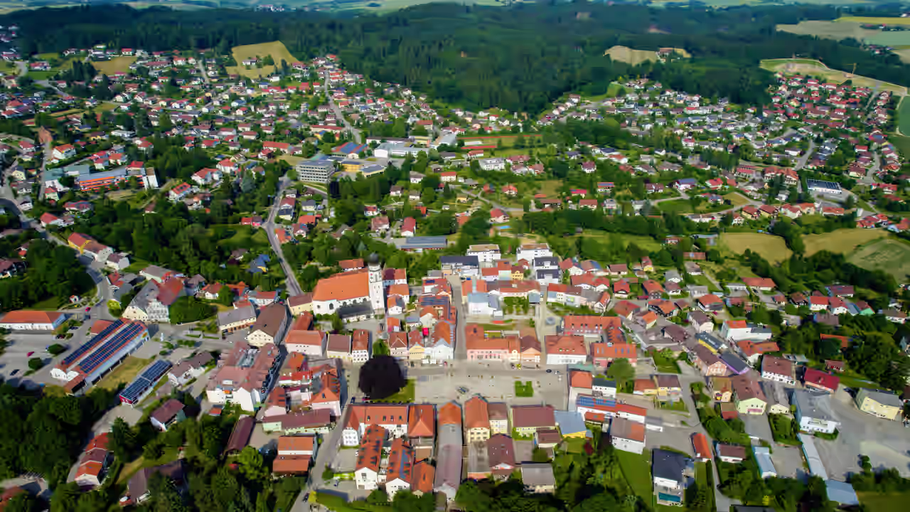Luftaufnahme von Bad Griesbach zwischen Wiesen und Wäldern