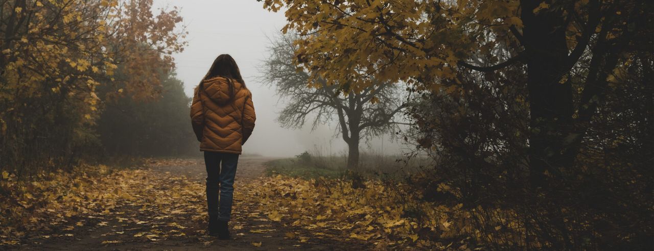 Frau in einem herbstlichen Wald