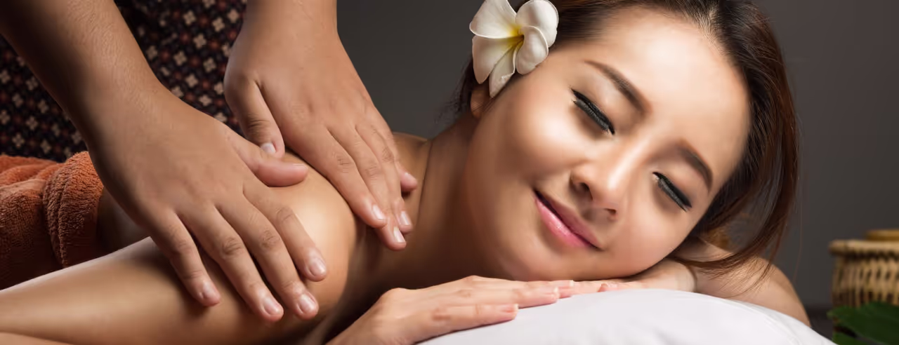 Eine Frau bei der Tuina Massage