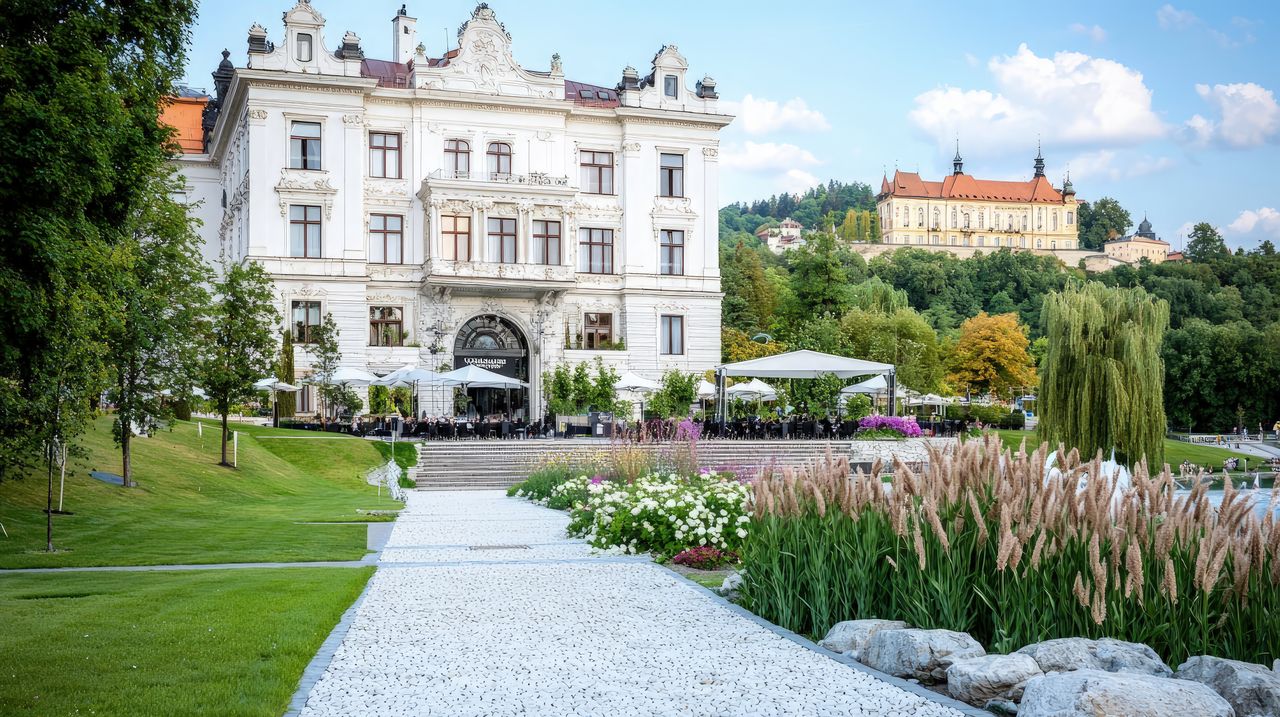 Ein Schlosshotel umringt von einer grünen Parkanlage