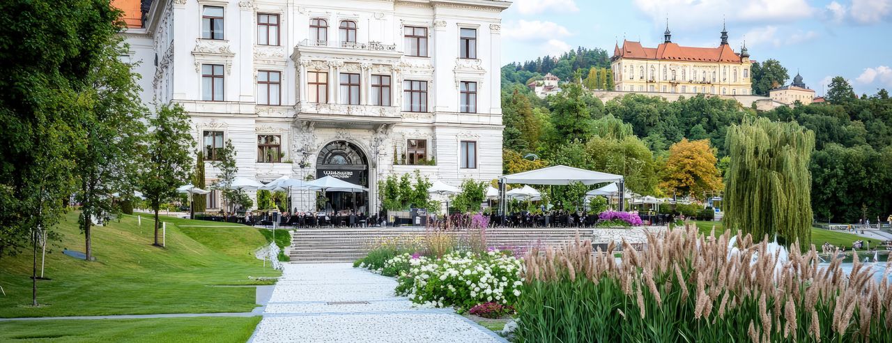 Ein Schlosshotel umringt von einer grünen Parkanlage