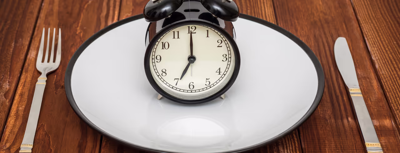 Un plato con un despertador