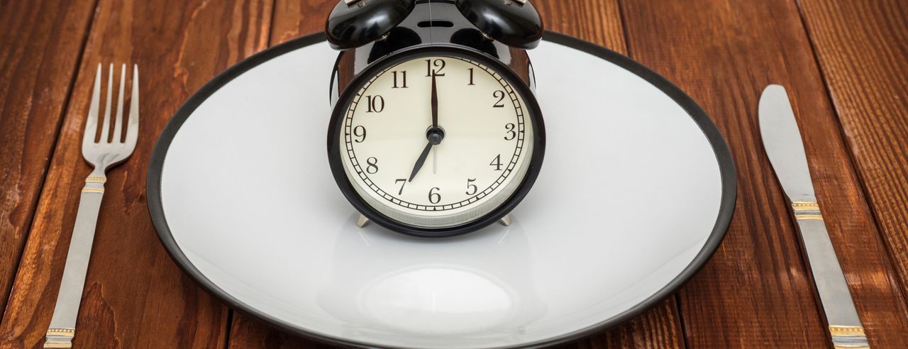 Une assiette avec un réveil dessus