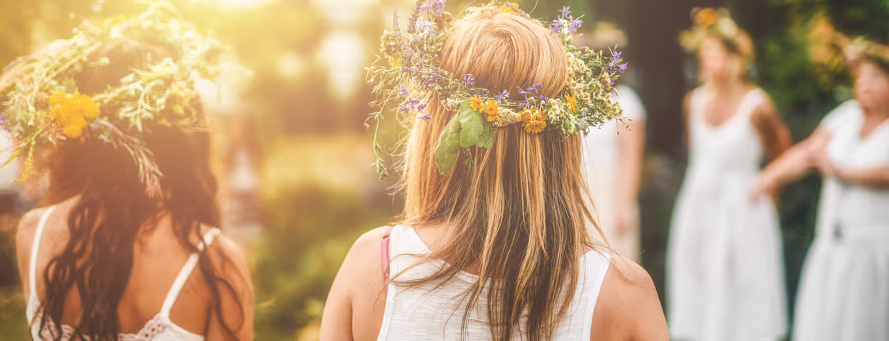 Mädchen mit Blumenkränzen