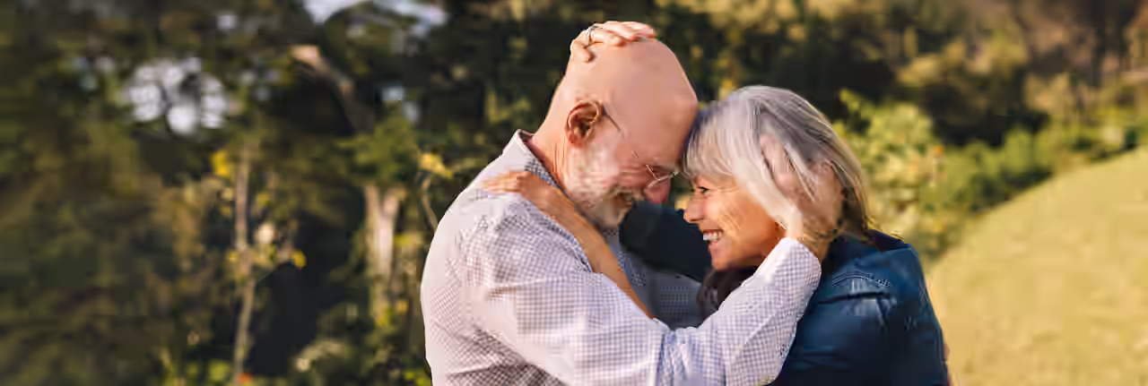 Longevity Symbolbild: Ein älteres Paar feiert seine gesunde Art zu leben