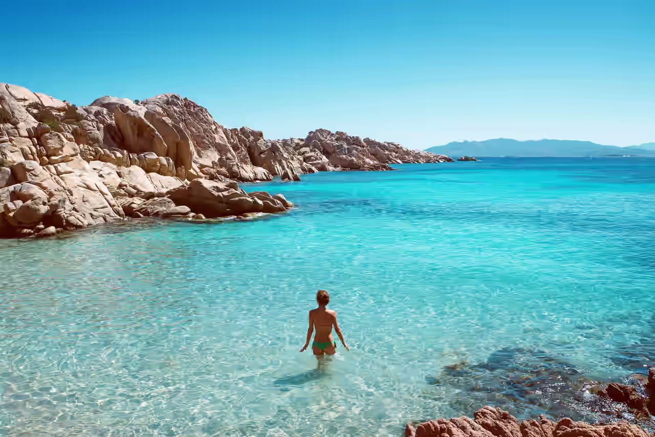 Frau steht in einer Bucht im Meer