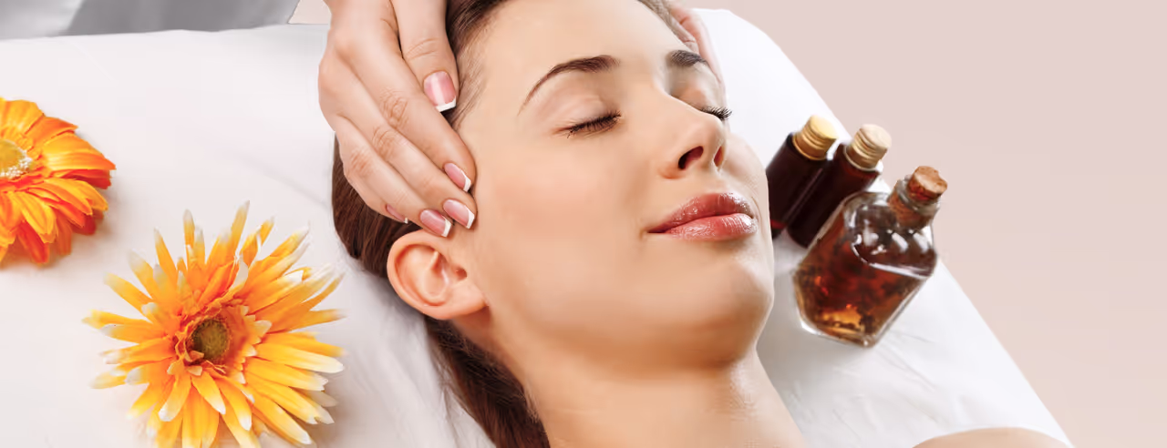 Eine ölige ayurvedische Kopfmassage