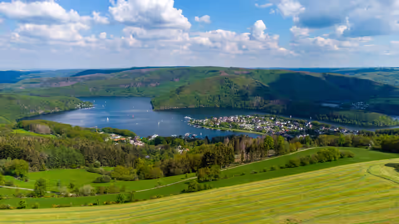 Luftaufnahme des Rursees in der Eifel