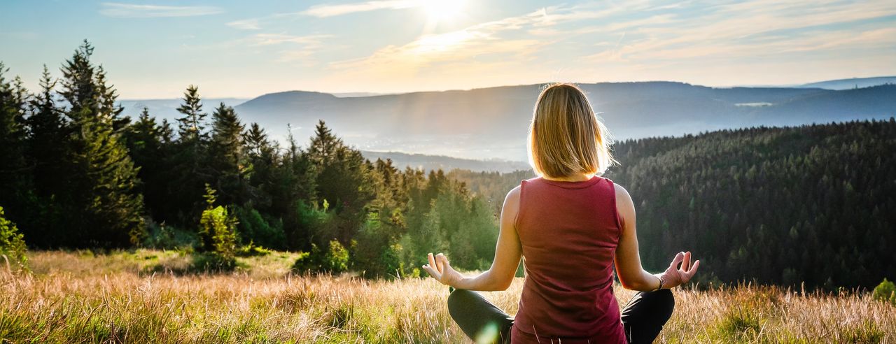 Eine Frau übt ihre Yoga Asanas im Harz an einem schönen Sommertag