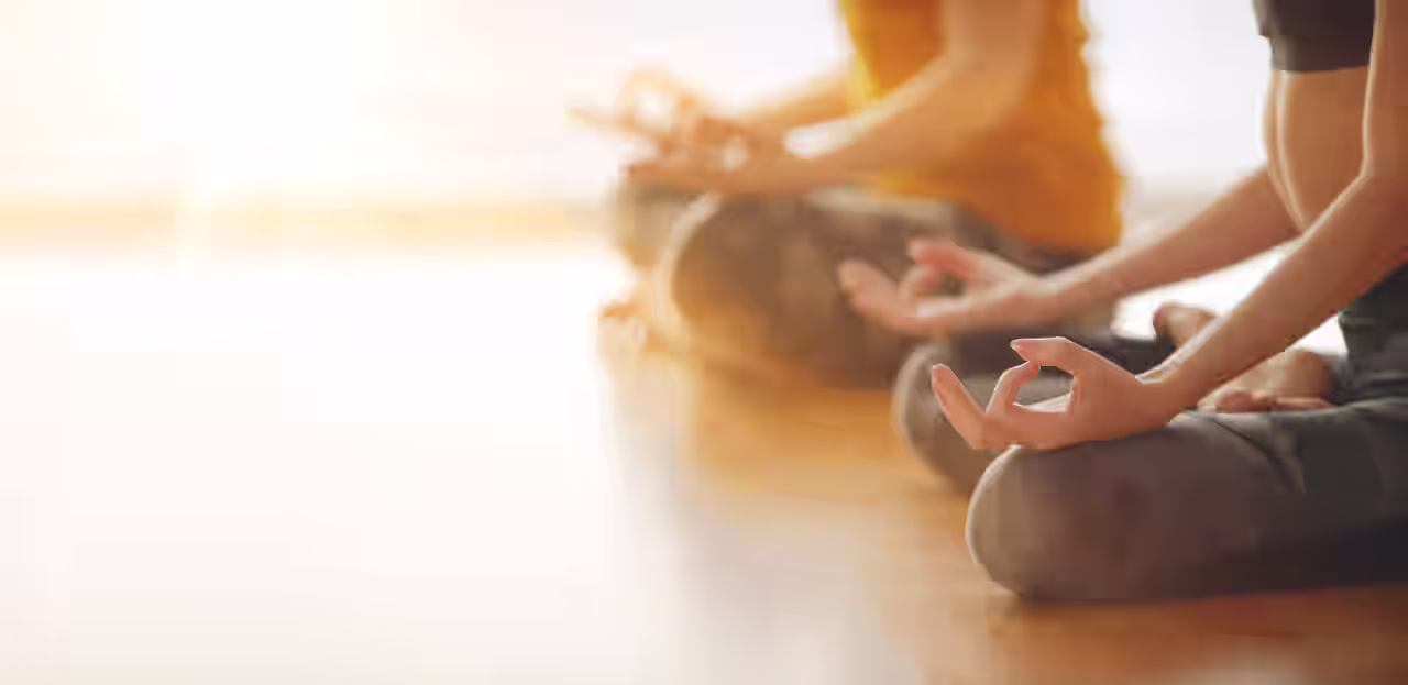 Zwei Frauen in Yoga Pose bei ihrer Yogawochenendreise in Sachsen