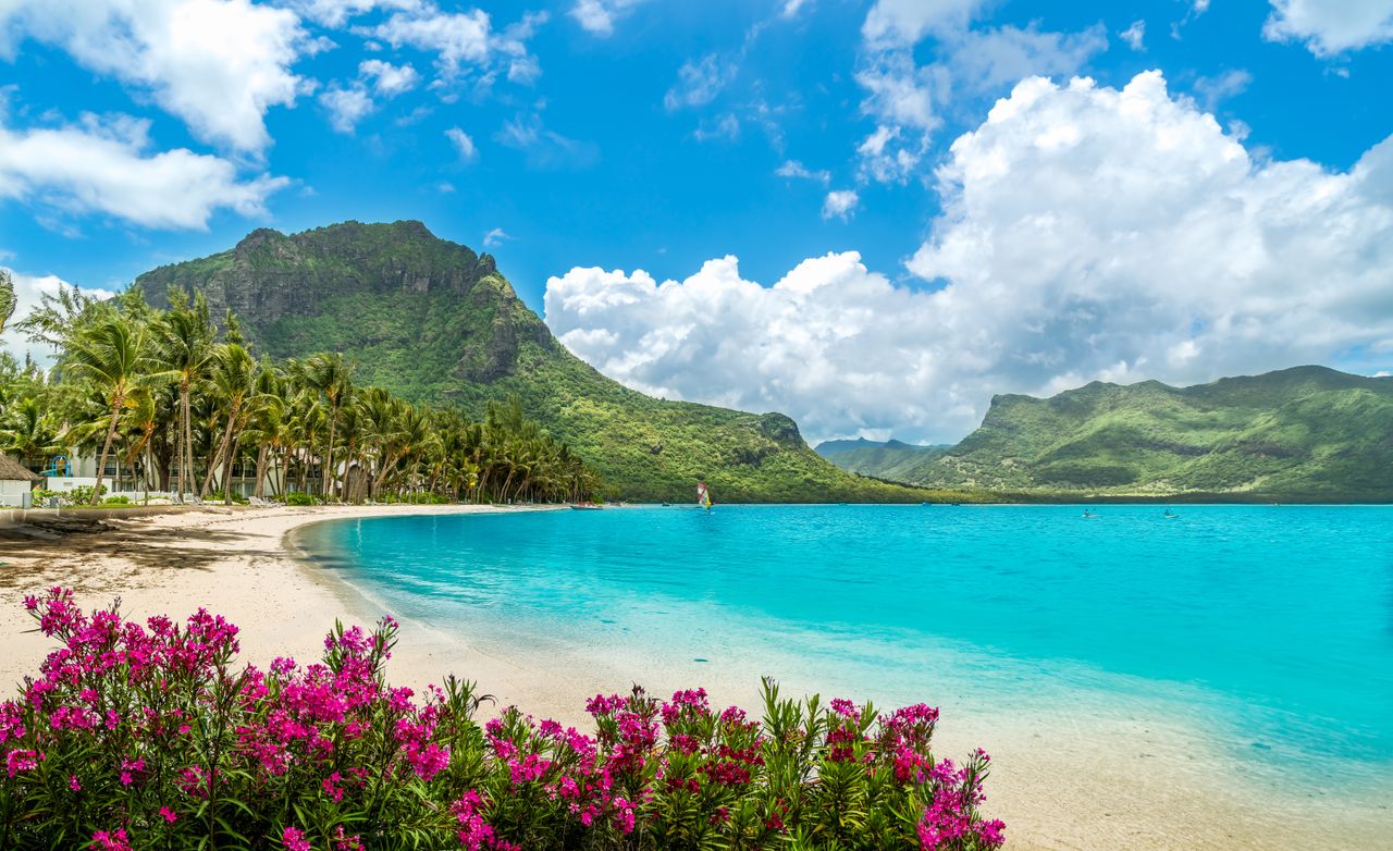 Eine Bucht auf Mauritius der grünen Insel im Indischen Ozean mit dem türkisen Meer und weißen Sandstrand