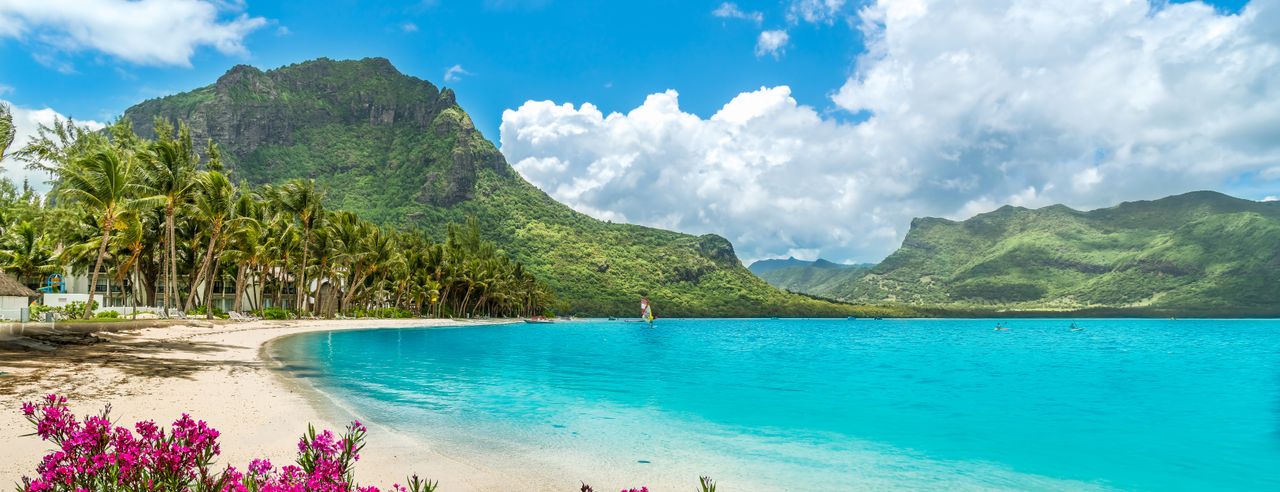 Eine Bucht auf Mauritius der grünen Insel im Indischen Ozean mit dem türkisen Meer und weißen Sandstrand