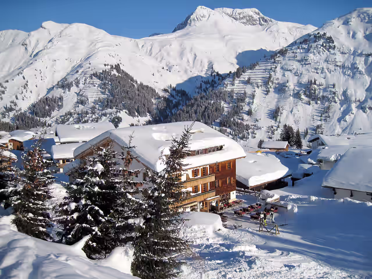 Ein Hotel mit Blick auf die Alpen