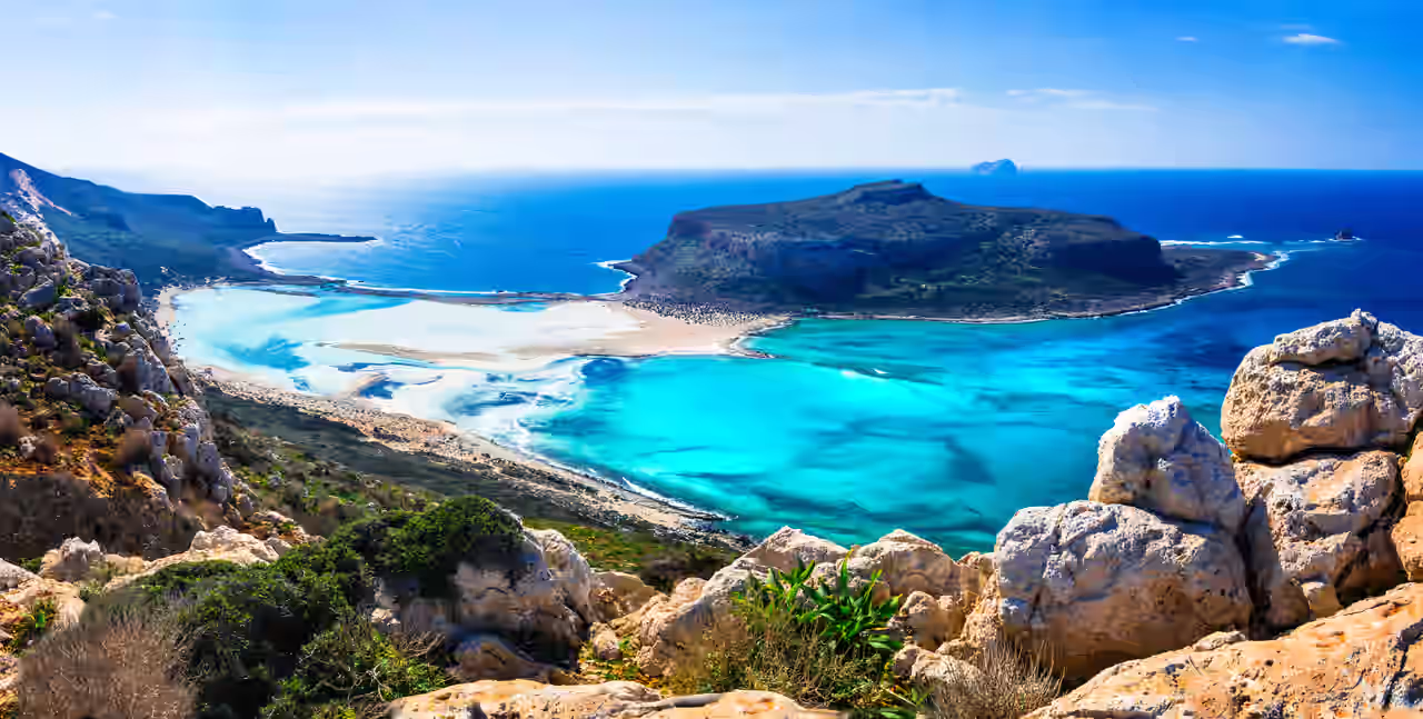 Luftaufnahme von Kreta, Griechenland: Blick auf eine umliegende Insel
