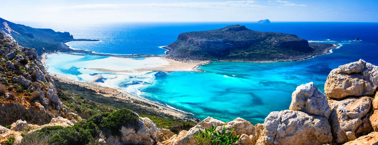 Luftaufnahme von Kreta, Griechenland: Blick auf eine umliegende Insel