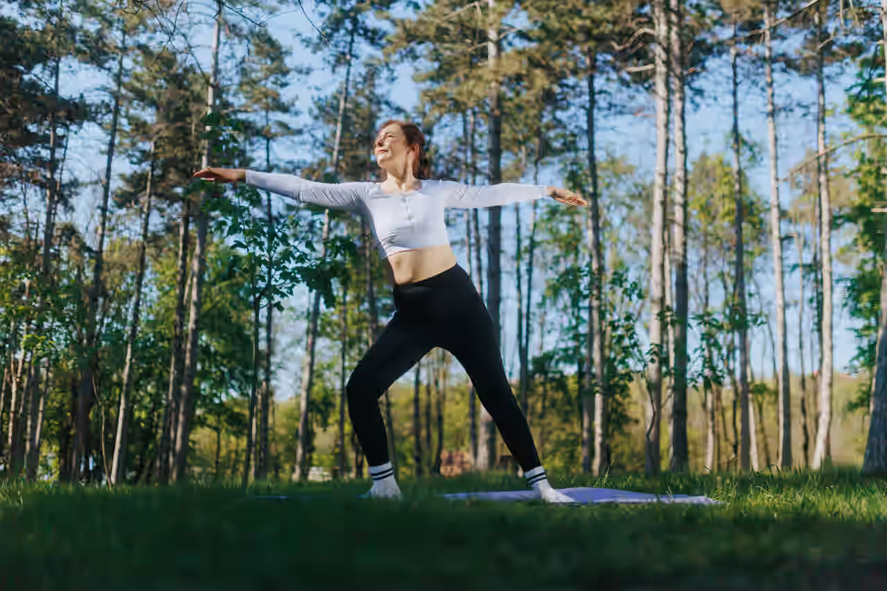 Frau beim Yoga im Schwarzwald