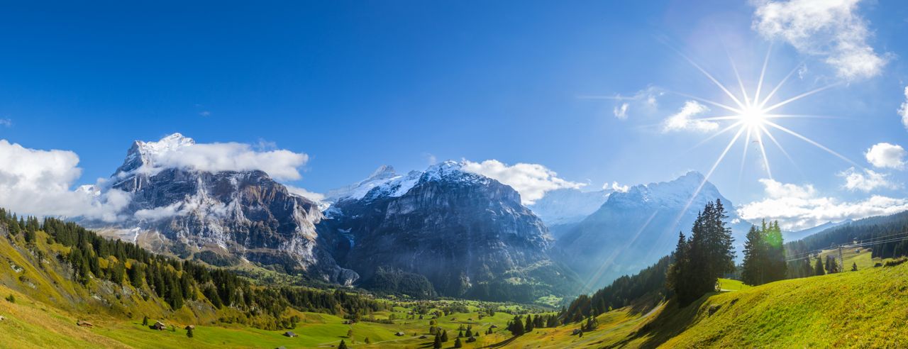 Ein traumhaftes Bergpanorama glänzt im Schein der Sonne im Sommerurlaub in den Bergen