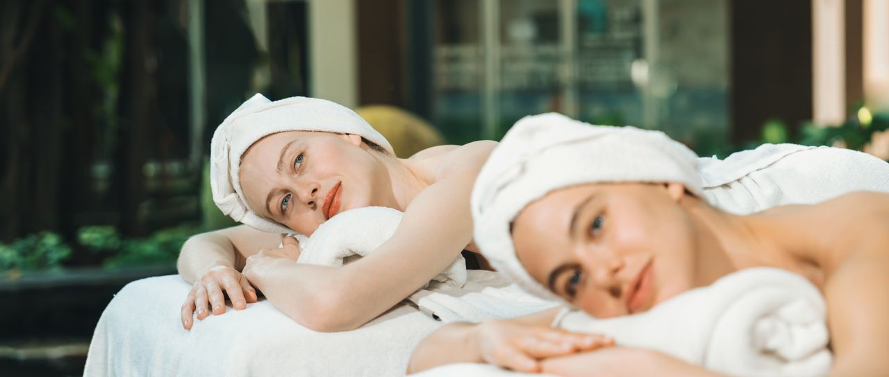 Zwei Frauen auf Massageliegen