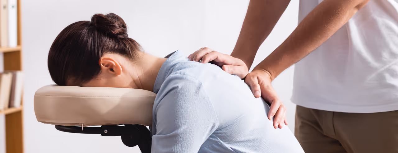 Une femme en train de se faire masser