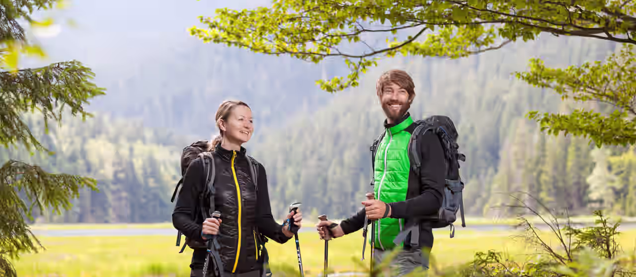 Mann beim Wandern in Bayern