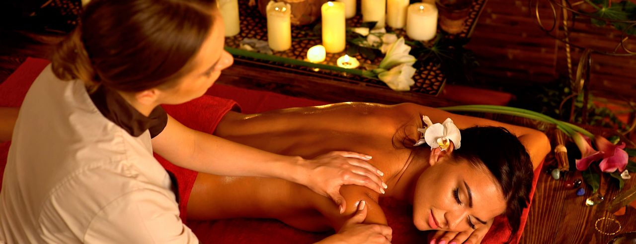 Frau bei einer Ayurveda Massage