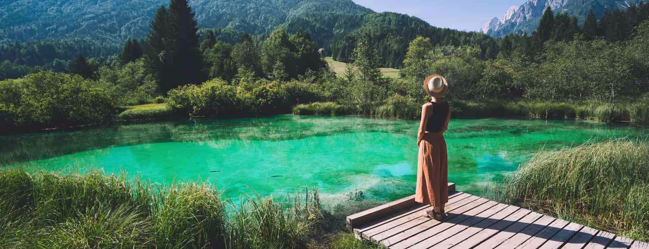 Idyllische Naturkulisse am smaragdgrünen See