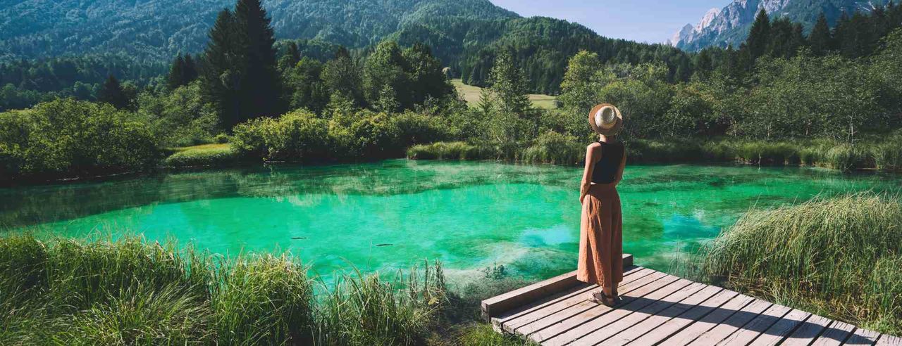 Idyllische Naturkulisse am smaragdgrünen See