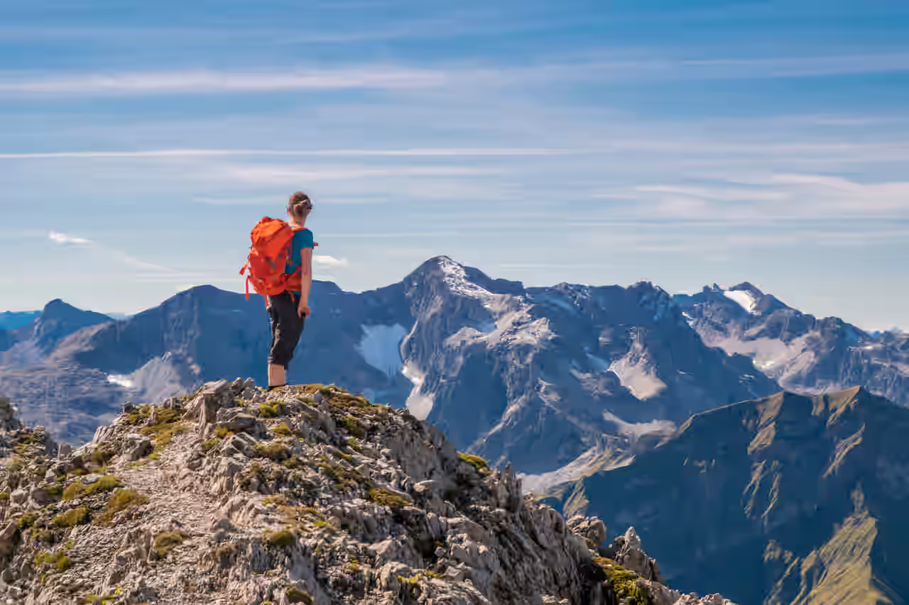 Frau wandert durch die Alpen