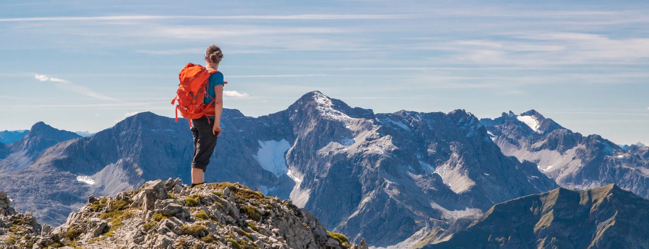 Frau wandert durch die Alpen