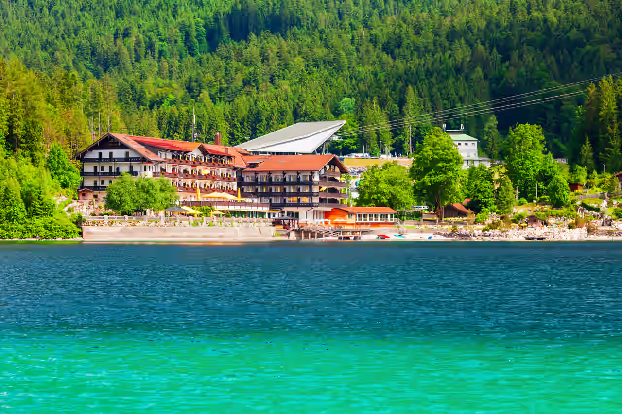 Ein Hotel in den Bergen und am See