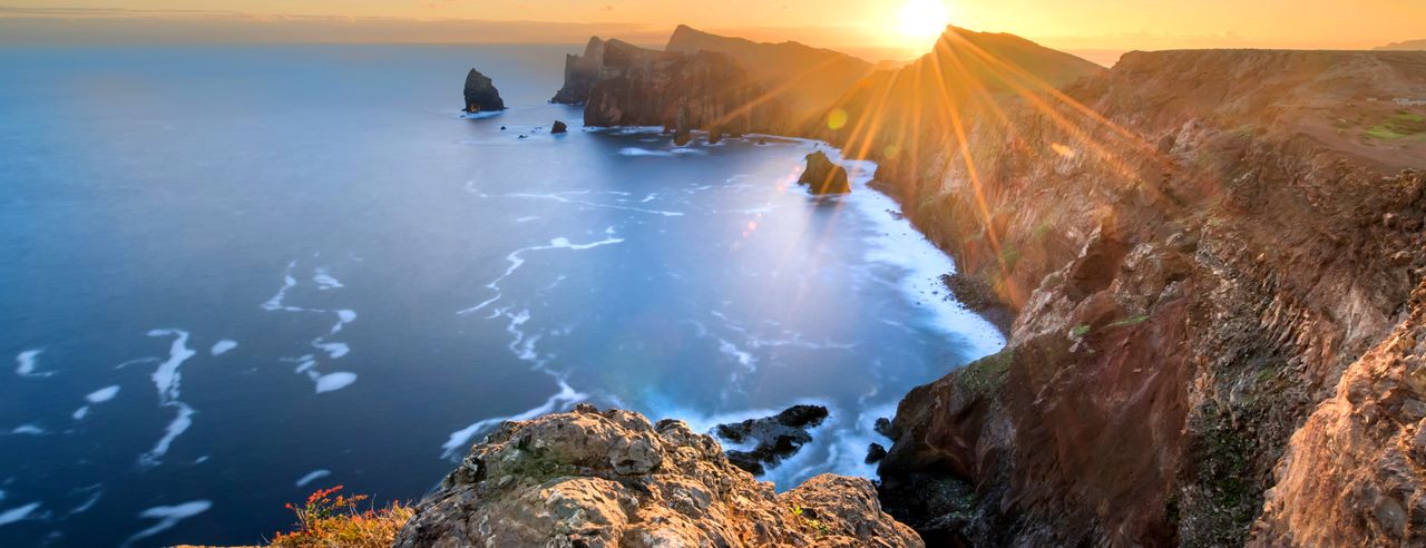 Sonne über der felsigen Küste von Madeira