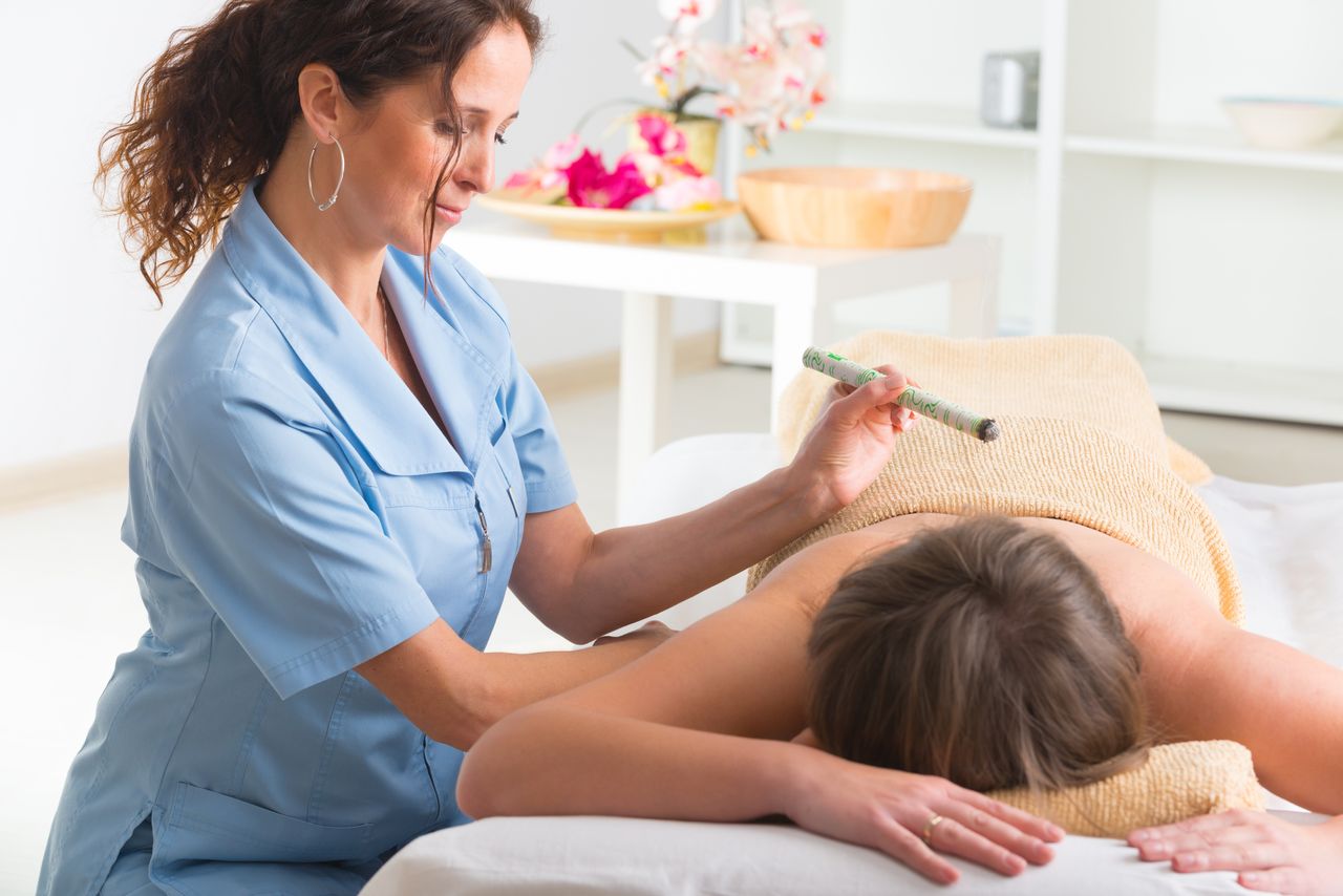 Eine Frau bei der Moxibustion