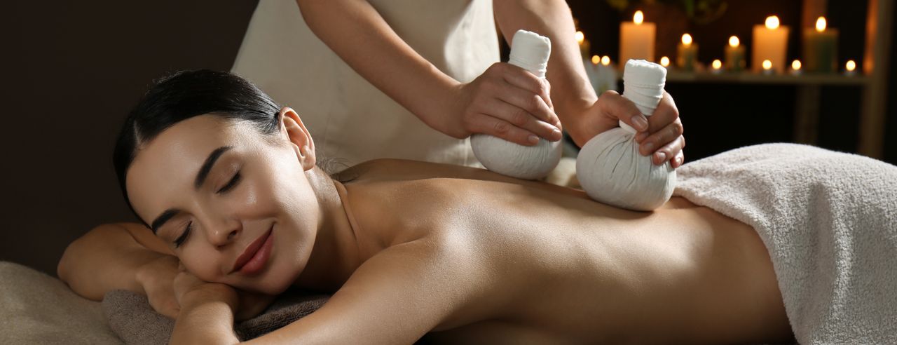 Drau bei einer Massage im Ayurveda Spa