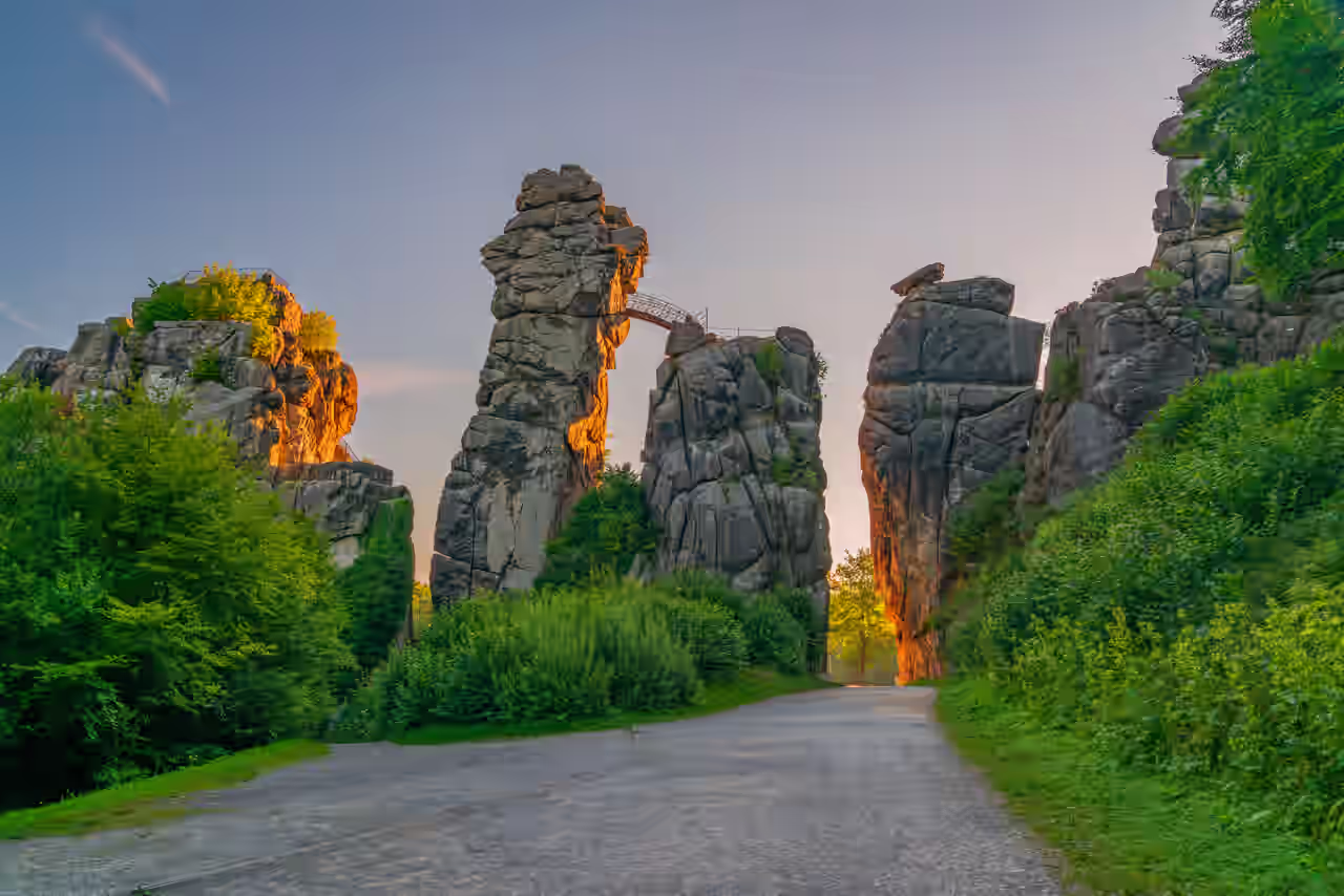 Felsformation Externsteine bei Horn-Bad Meinberg im Licht der aufgehenden Sonne