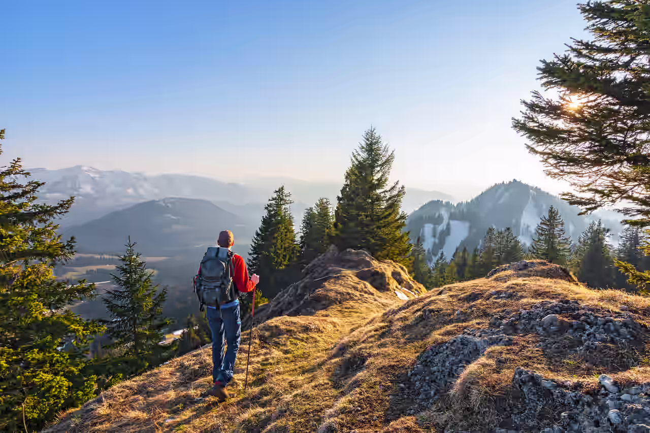 Ein Mann wandert in Bayern