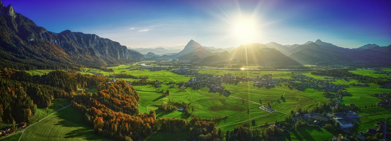 Tirol in Österreich. Die Sonne glitzert über die Berge hinab ins Tal