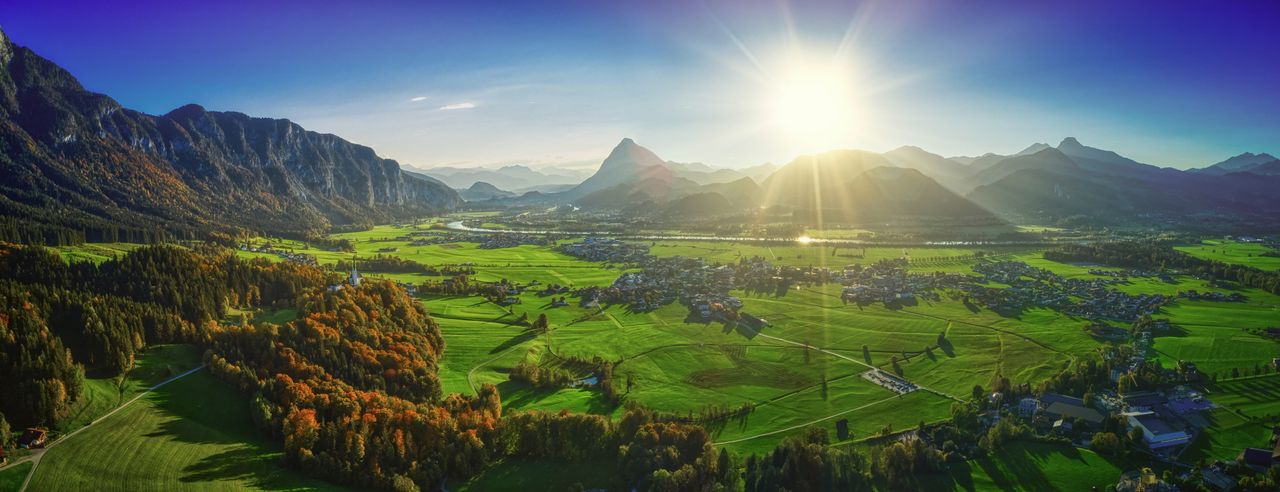 Tirol in Österreich. Die Sonne glitzert über die Berge hinab ins Tal