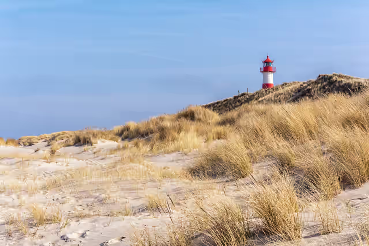 Rot-weißer Leuchtturm am Ellenbogen auf Sylt