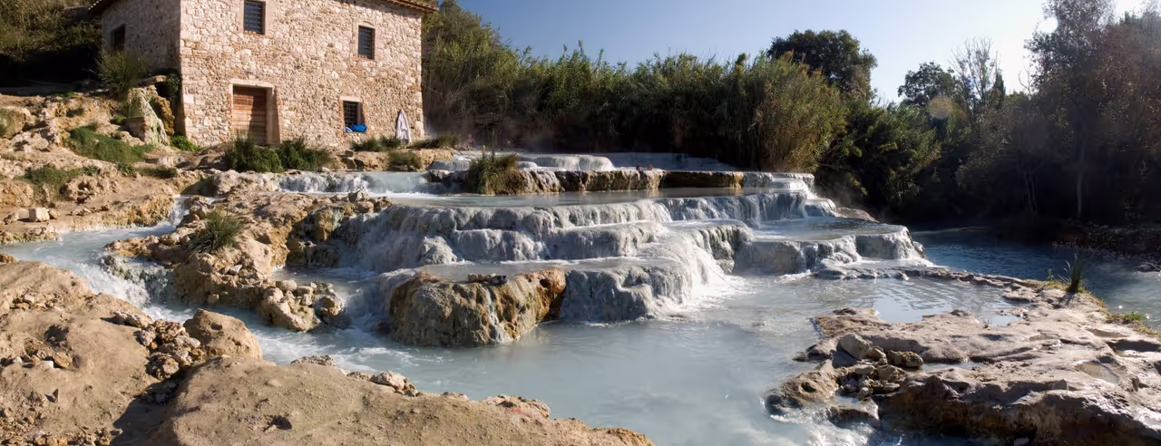 Natürliche Thermalquellen und Wasserterrassen in idyllischer Landschaft