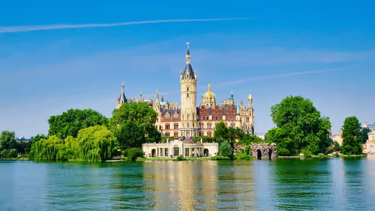 Das Schweriner Schloss an der Mecklenburgischen Seenplatte